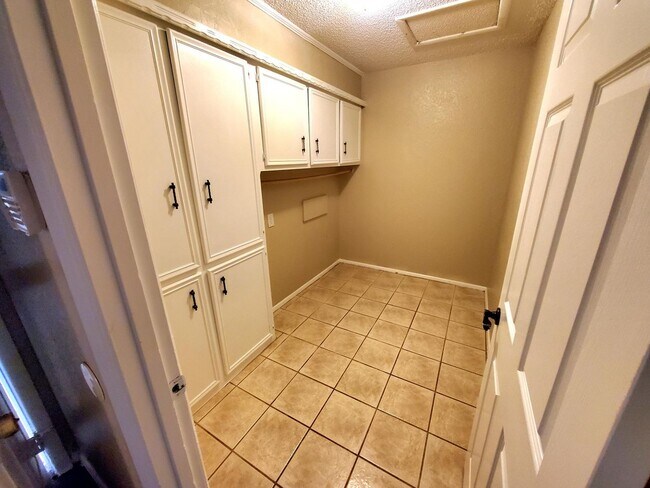 Building Photo - Spacious and Gorgeous 3/2 in Northwest Lub...