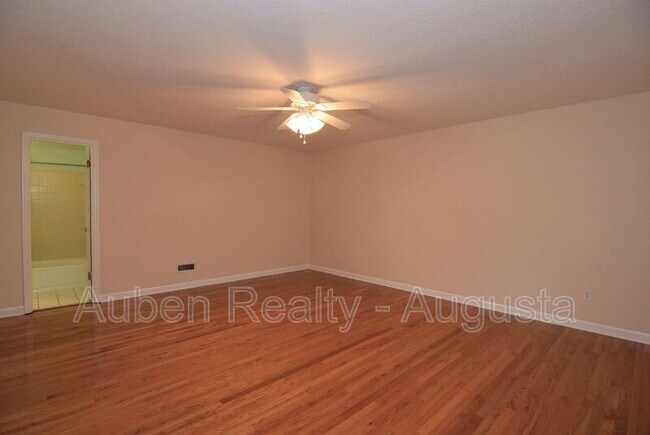 Building Photo - 490 Pheasant Run Dr