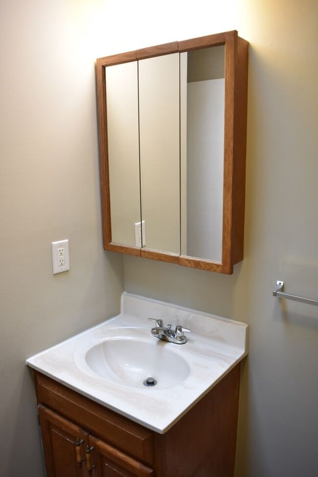 Building Photo - Great Split Foyer In Fredericksburg!