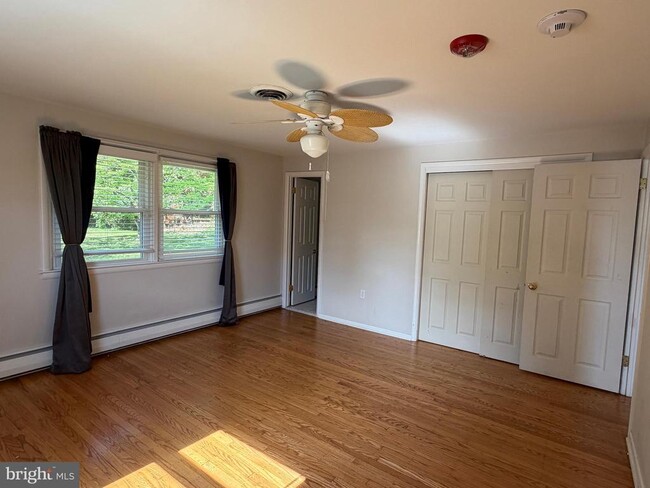 Building Photo - 319 Meetinghouse Ln
