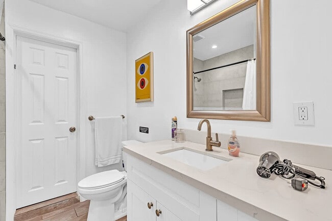 Building Photo - 1568 NE 35th St