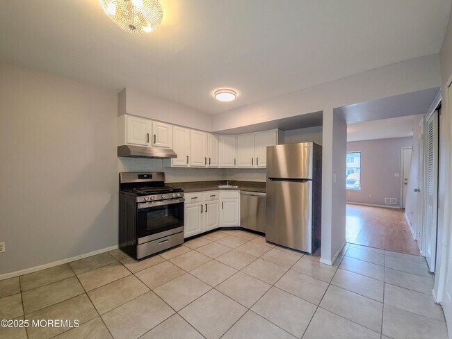 Building Photo - 12 Creek Rd