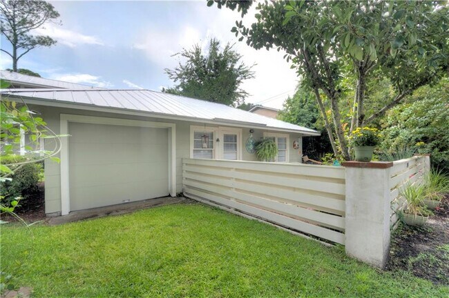 Building Photo - 2034 Bruce Dr