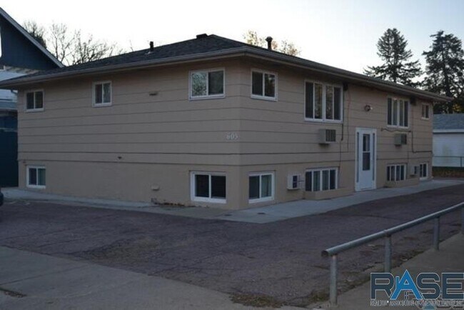 Primary Photo - 605 W 17th St