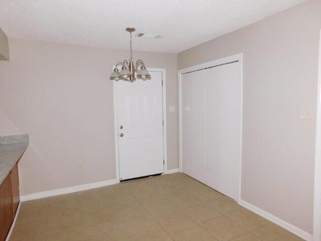 Building Photo - 3367 Kenie Ave