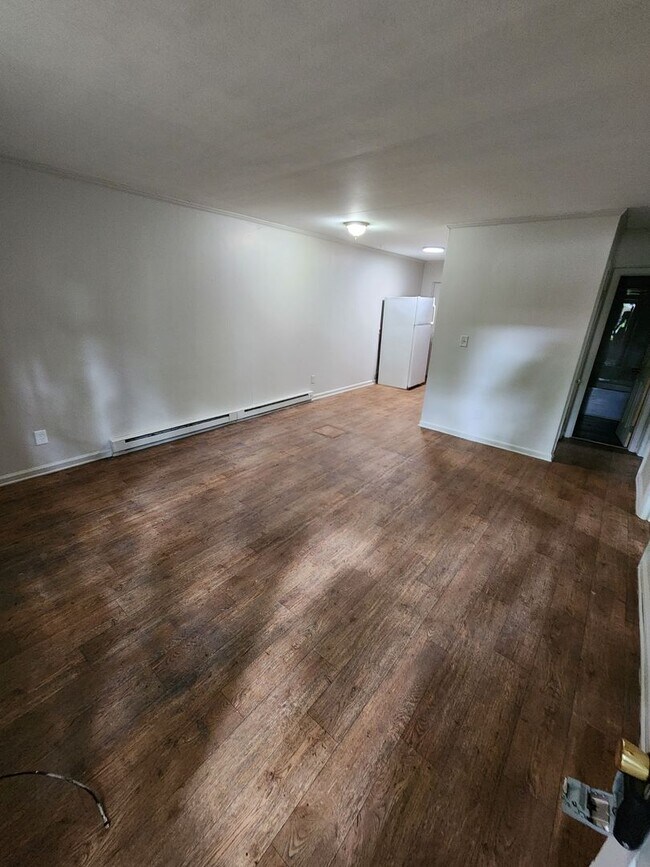 Building Photo - 2 bedroom, 1 bath available for rent!