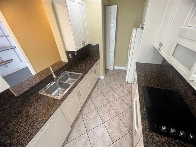 Building Photo - 6920 Julia Gardens Dr