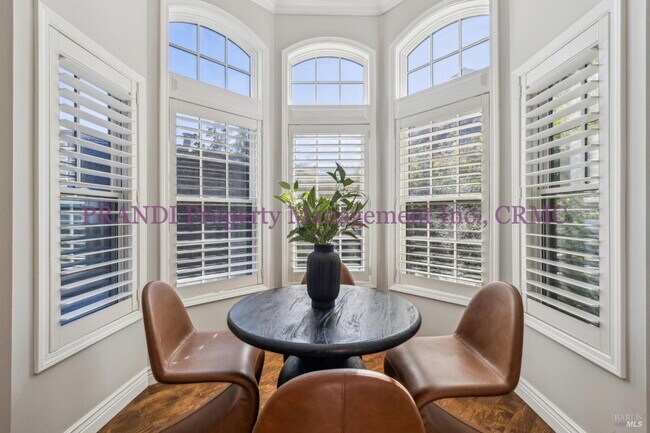 Building Photo - Luxury Townhome on Exclusive De Silva Island!
