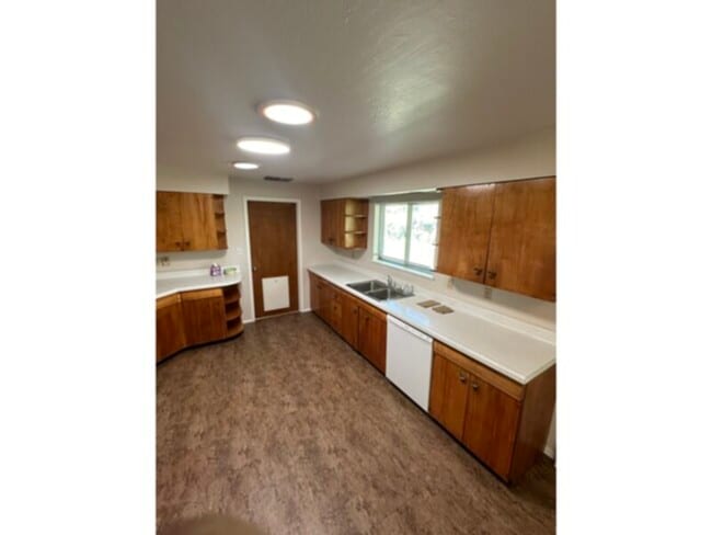 Building Photo - CUTE 3 BED, 2 BATH HOUSE Spacious inside a...