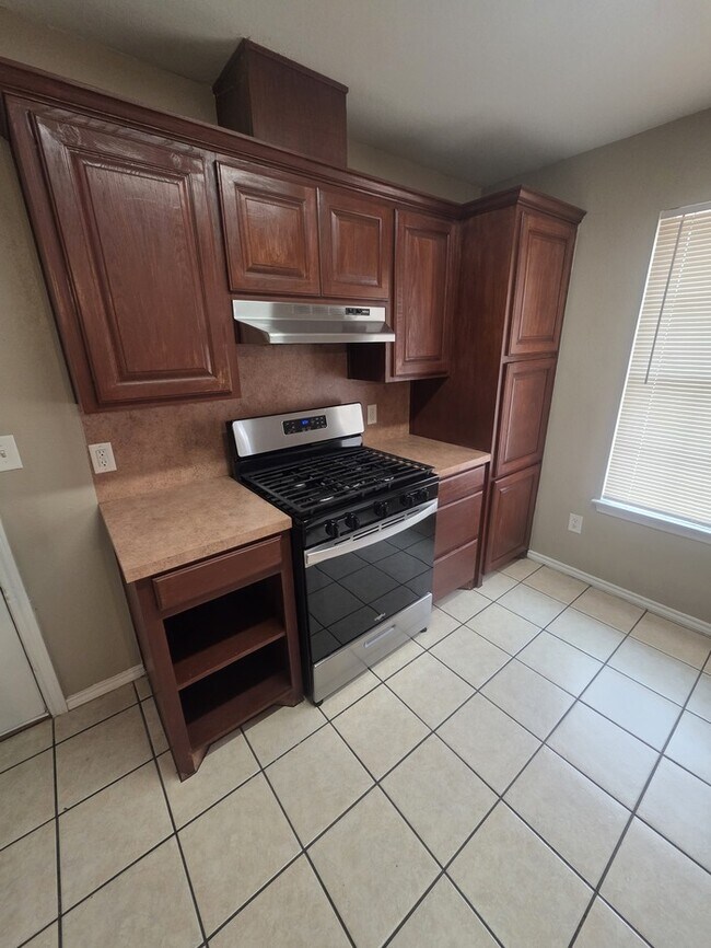 Building Photo - 3 bed 2 bath home