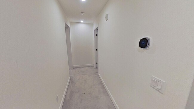 Building Photo - Gorgeous 3 Bedroom 2.5 Bath Townhome