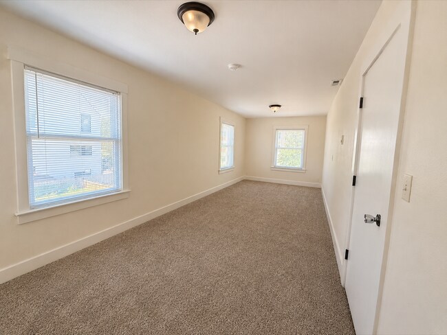 Building Photo - Spacious 5 Bedroom Home in N Portland with Hardwood Floors, Huge Basement & Fenced Yard!