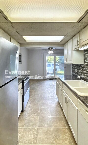 Building Photo - 2143 Wadsworth Dr