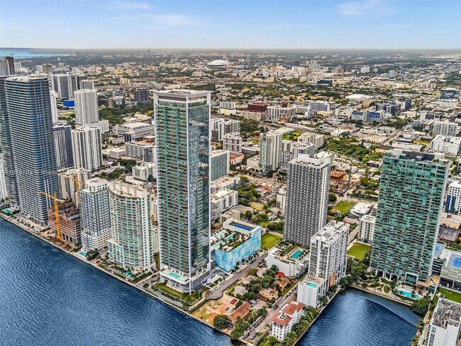 Building Photo - 700 NE 26th Terrace