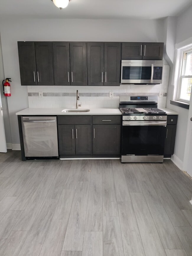 Building Photo - 532 E Mayland St