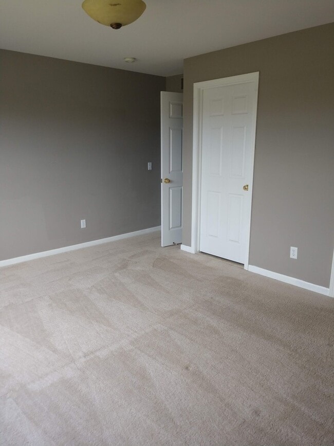 Building Photo - Upper Condo in Woodside Meadows