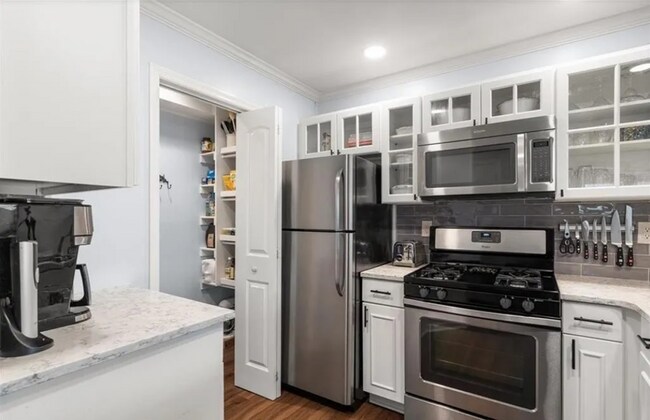 Building Photo - 209 14th St NE