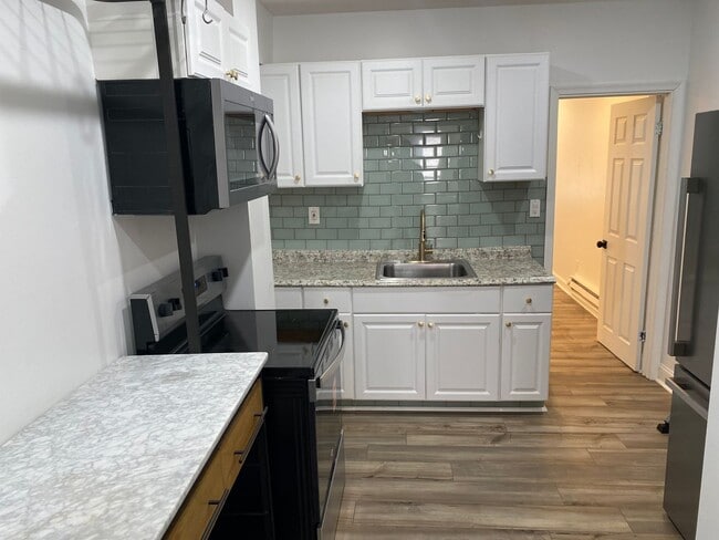 Building Photo - 1725 Monument St