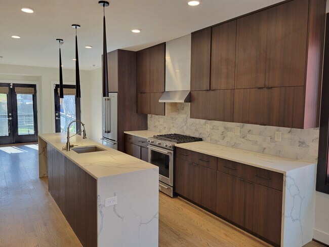 Building Photo - 724 Taylor St NW