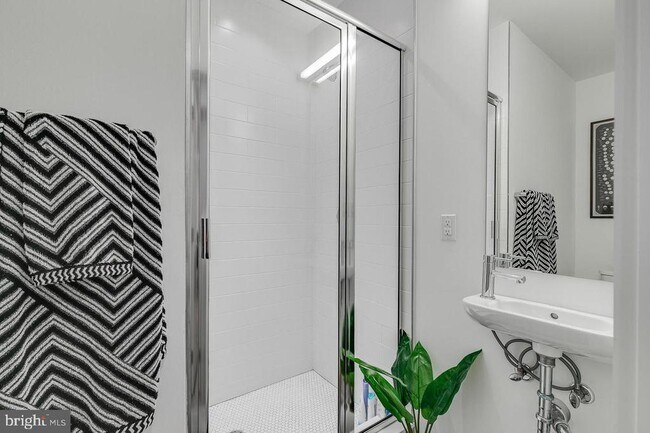 Building Photo - 938 N Leithgow St