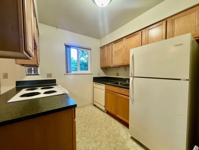 Building Photo - LOVELY DUPLEX HOME IN BEAUTIFUL SANDY, OR!!