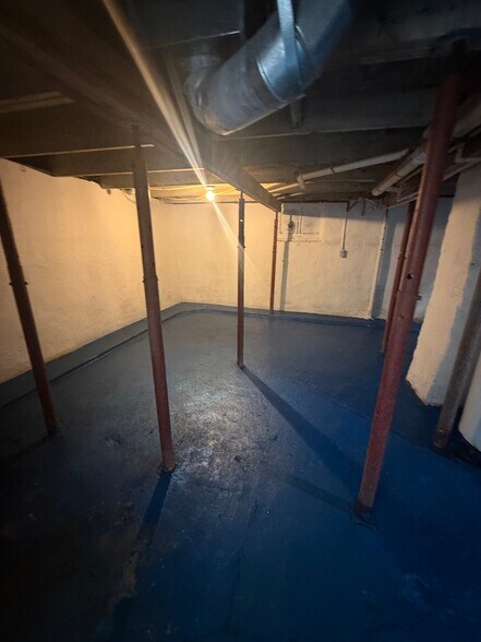 Building Photo - 805 Waldman Ave
