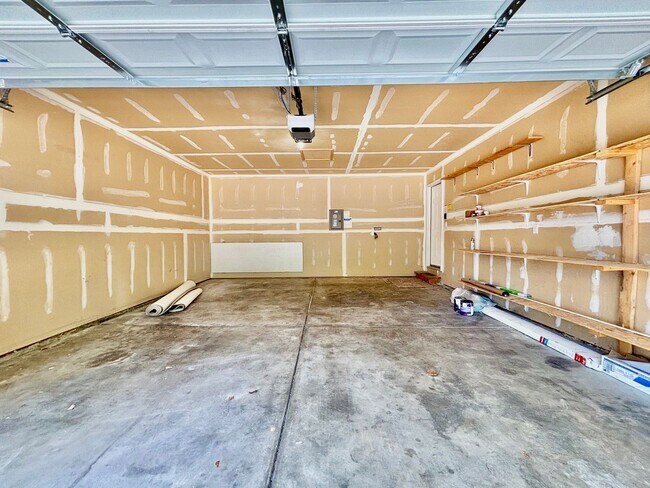 Building Photo - Beautiful Duplex with Attached Garage and ...