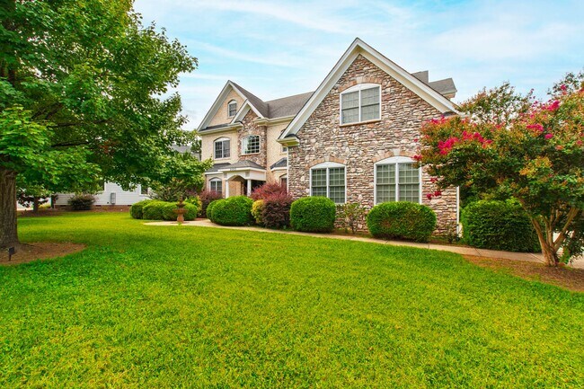 Building Photo - Elegant 5-Bedroom Residence with Luxurious...