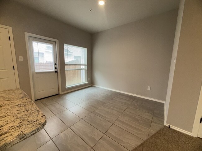 Building Photo - Quick access Ft. Sam, Randolph, and the airport