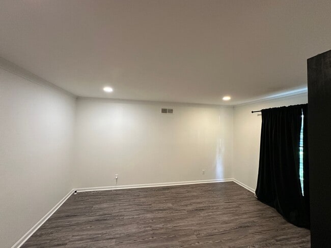 Building Photo - 289 Woodmont Dr
