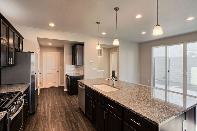 Building Photo - Beautiful 3 Bedroom Townhome in Mosaic