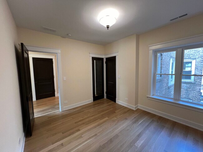 Building Photo - 5841 N Kenmore Ave