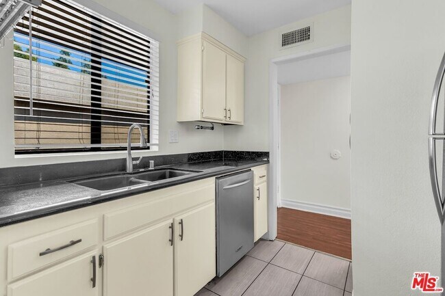 Building Photo - 15207 Magnolia Blvd