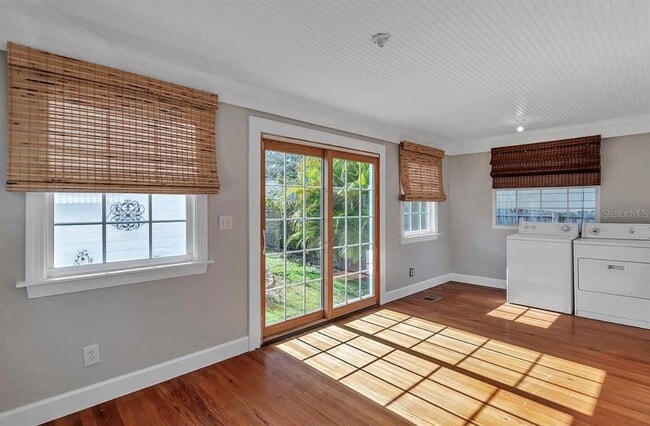 Building Photo - 316 18th Ave NE