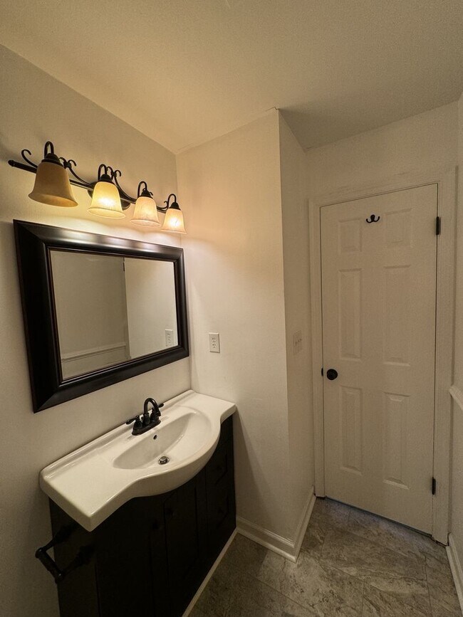 Building Photo - Cozy 3BR Townhome!