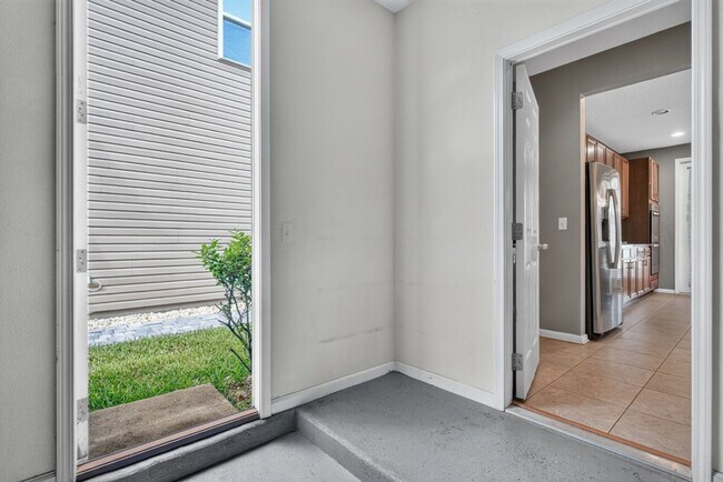 Building Photo - Large 4 bedroom home in Oakleaf