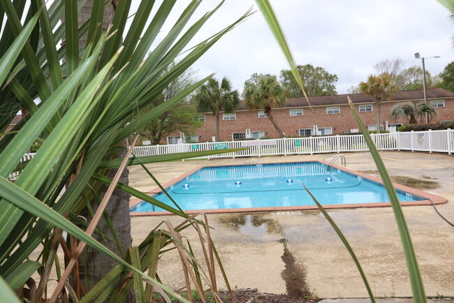 Building Photo - Honey Ridge Villas
