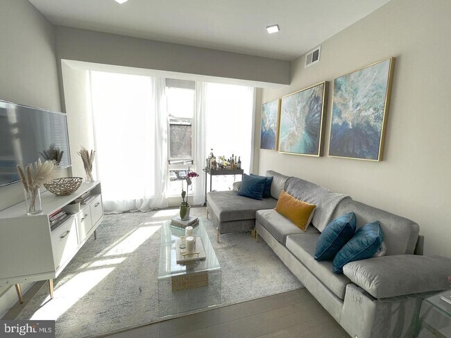 Building Photo - Cozy 3 Bedroom 2 Bathroom Condo- Conveniently Located in the heart of Washington, DC