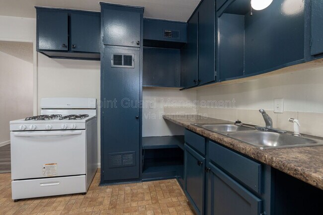 Building Photo - 654 S Eastridge Dr