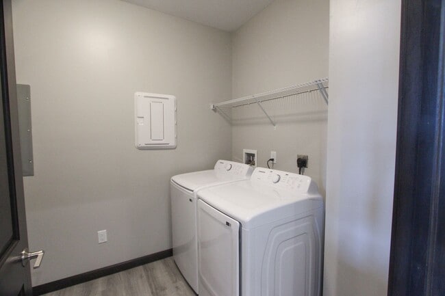 Building Photo - Beautiful 2 Bed, 2 Bath Apartment in PRIME location!  Furnished & Unfurnished Options Available!