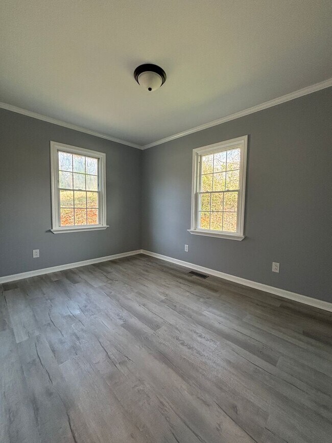 Building Photo - Newly Renovated!