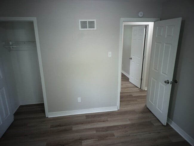 Building Photo - 811 Bella Ln