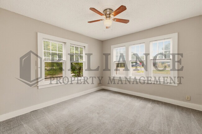 Building Photo - 703 S Grove Dr