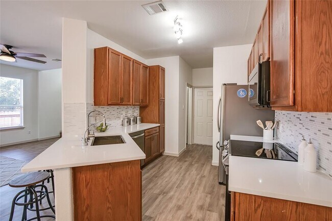 Building Photo - 2410 Great Oaks Dr