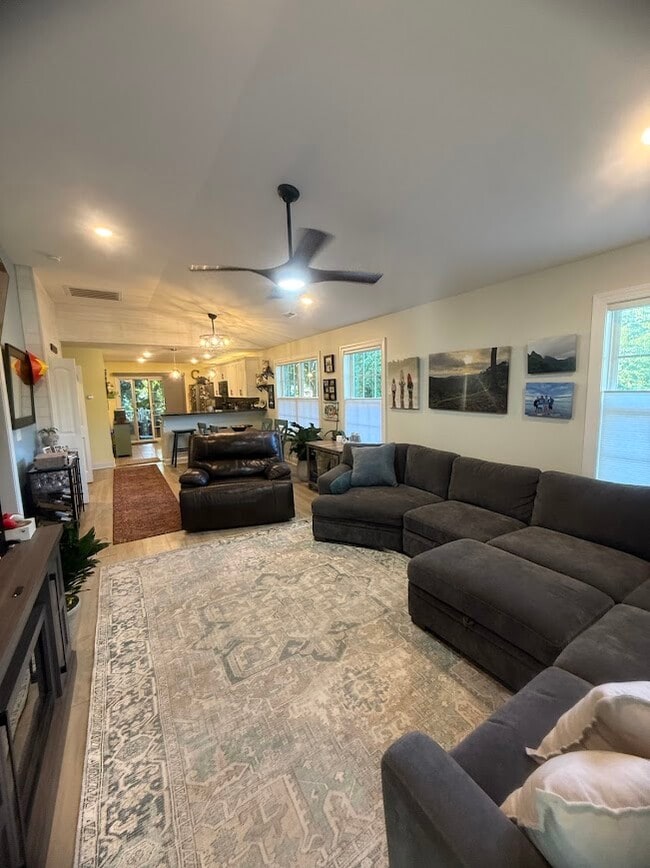 Building Photo - 406 Caverly Ln