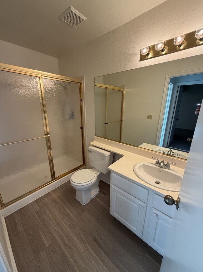 Building Photo - Upgraded Condo!