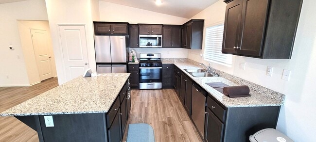 Building Photo - Single story house with Mountain views - close to Shopping centers and Schools