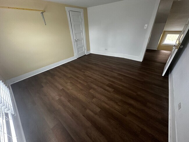 Building Photo - Spacious Home in Pulaski