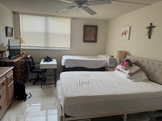 Building Photo - 2821 N Miami Beach Blvd