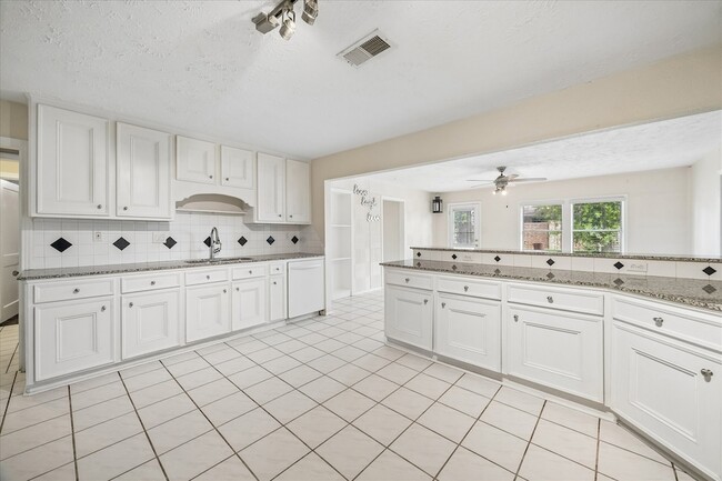 Building Photo - 6621 Westview Dr